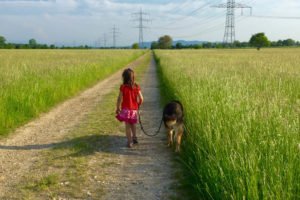 Mädchen mit Hund in der nähe vom Wasserpark Rulantica